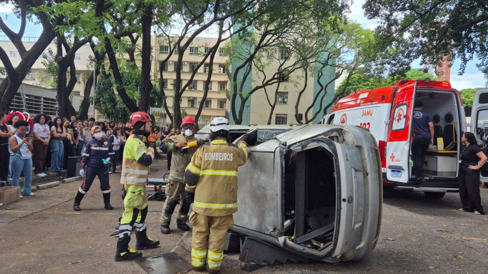Imagens da simula&ccedil;&atilde;o da UFMG que retrata o atropelamento de duas pessoas e o choque do carro contra uma &aacute;rvore ap&oacute;s a motorista usar o celular-Jair Amaral/EM/DA Press