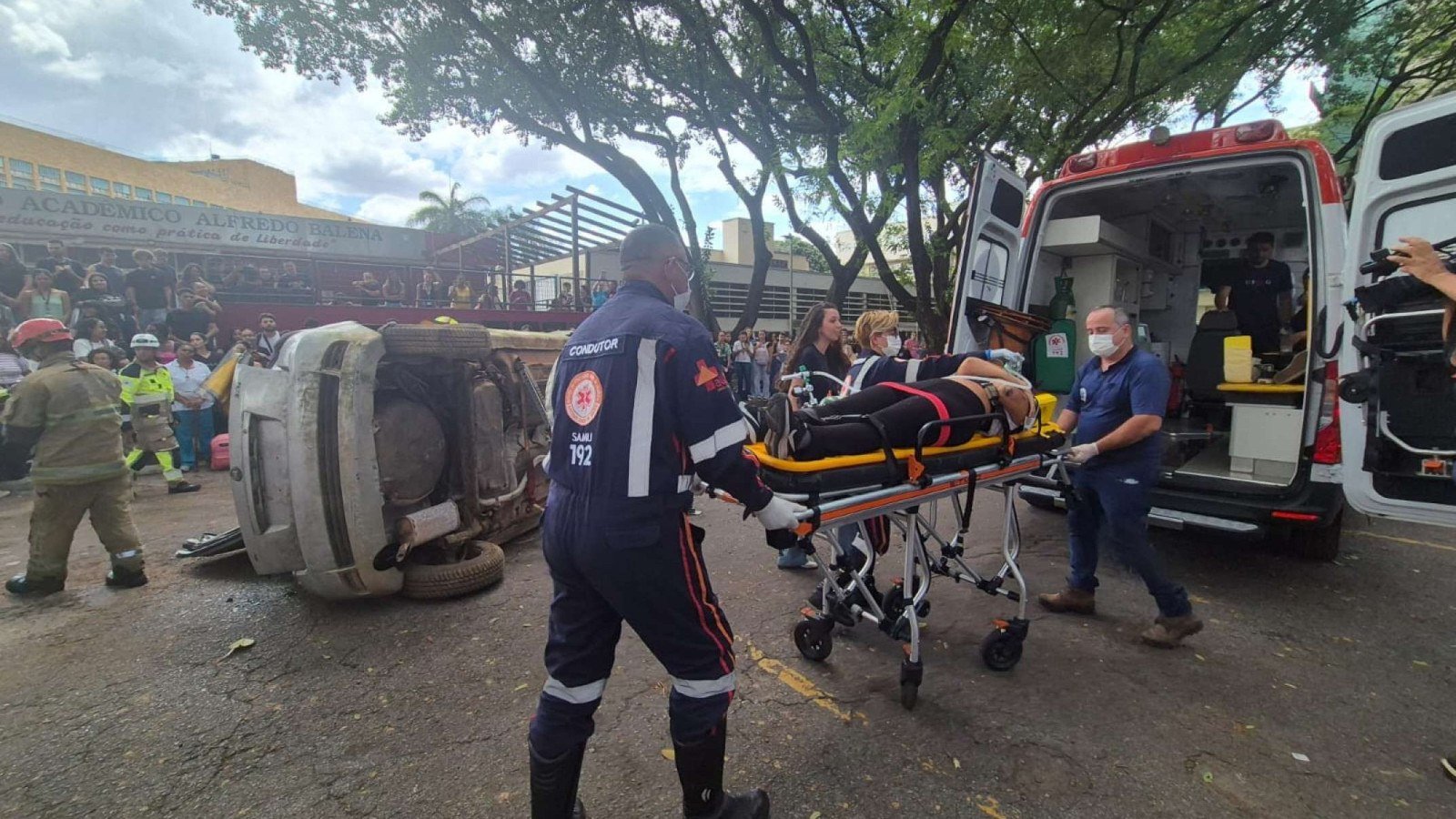 Imagens da simula&ccedil;&atilde;o da UFMG que retrata o atropelamento de duas pessoas e o choque do carro contra uma &aacute;rvore ap&oacute;s a motorista usar o celular-Jair Amaral/EM/DA Press