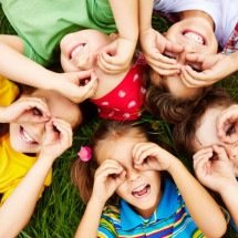 Longe das telas: cinco brincadeiras infantis que ajudam a prevenir a miopia - Magnific
