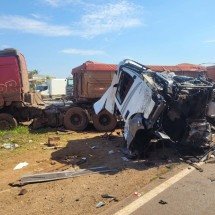 Cabine de carreta é arrancada em acidente na BR-040 e deixa motorista preso