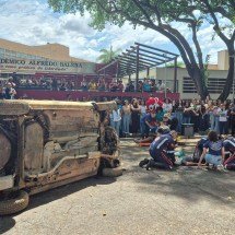 Simulação da UFMG no campus Saúde retrata atropelamento por uso de celular