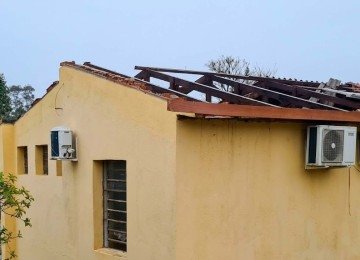 Segundo balanço divulgado pelo município, 500 casas foram destelhadas e quatro ficaram totalmente destruídas -  (crédito: Prefeitura de Nova Santa Rita)