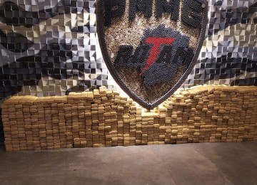 As 750 barras de maconha cruzariam Minas até Betim, mas operação intercepta carga -  (crédito: PMMG/Reprodução)