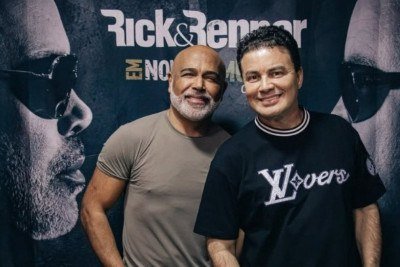 Rick e Renner posam para foto, reafirmando a trajet&oacute;ria de sucesso da dupla na m&uacute;sica sertaneja -  (crédito:  Instagram/Reprodu&ccedil;&atilde;o)