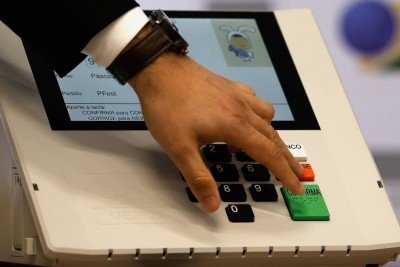 Votar na urna eletr&ocirc;nica passou a ser um dos m&eacute;todos de prova de vida autom&aacute;tica para benefici&aacute;rios do INSS -  (crédito: Ag&ecirc;ncia Brasileira de Intelig&ecirc;ncia (ABI))