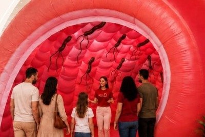 Visitantes exploram a estrutura infl&aacute;vel que simula o est&ocirc;mago humano em evento interativo sobre sa&uacute;de digestiva -  (crédito: Divulga&ccedil;&atilde;o / AMG )