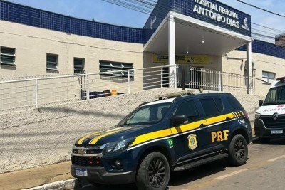 Vítima foi levada para o Hospital Regional Antônio Dias -  (crédito: PRF/Divulgação)