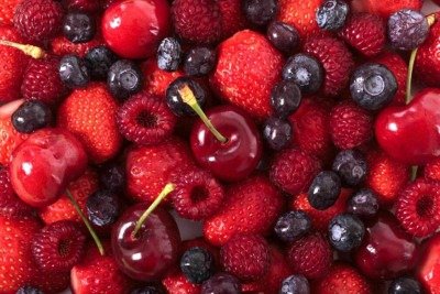 'Adicionar alimentos como mirtilos, ameixas, amoras, morangos, maçãs, favas e cerejas à dieta diária, especialmente quando combinados com chá verde, pode ser uma maneira simples de promover a saúde do coração -  (crédito: Magnific)