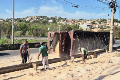 Caminhão tomba e bombeiros usam própria carga para retirar óleo da MG-020 -  (crédito: Jair Amaral/EM/D.A.Press)