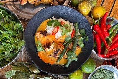Colorido, leve e refrescante: prato da Curryoca aposta em ingredientes que combinam com o clima da cidade maravilhosa  -  (crédito: Reprodução Instagram )