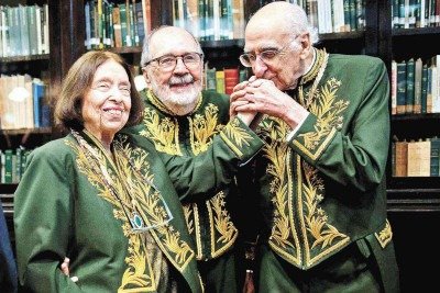 Observado por Cacá Diegues, Zuenir Ventura, ocupante da cadeira 32, cumprimenta Nélida Piñon, no dia da posse de Gilberto Gil na ABL -  (crédito: Mauro PIMENTEL - 8/4/2022 / AFP)