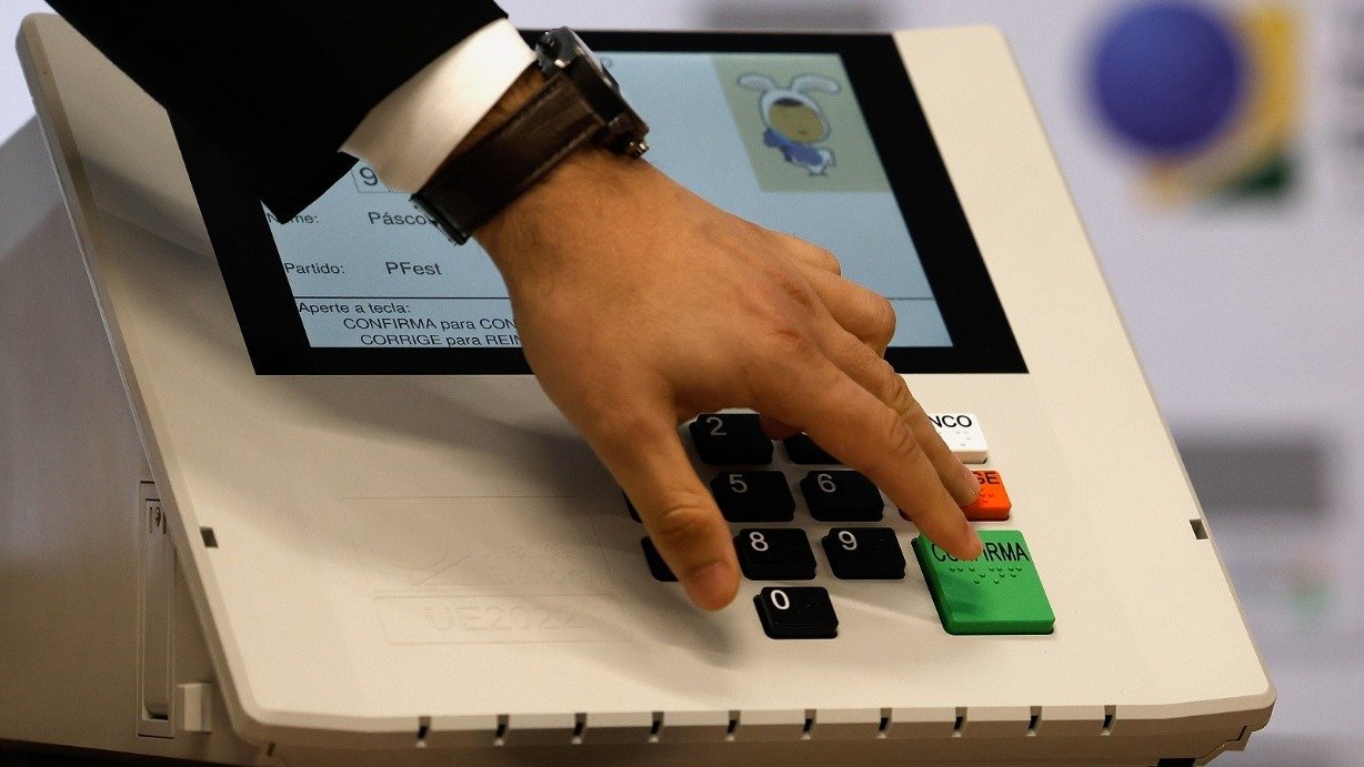 Votar na urna eletr&ocirc;nica passou a ser um dos m&eacute;todos de prova de vida autom&aacute;tica para benefici&aacute;rios do INSS -  (crédito: Ag&ecirc;ncia Brasileira de Intelig&ecirc;ncia (ABI))