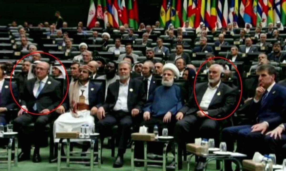 Momento em que Alckmin (&agrave; esquerda) senta a poucos metros de Haniyeh (&agrave; direita) durante a cerim&ocirc;nia