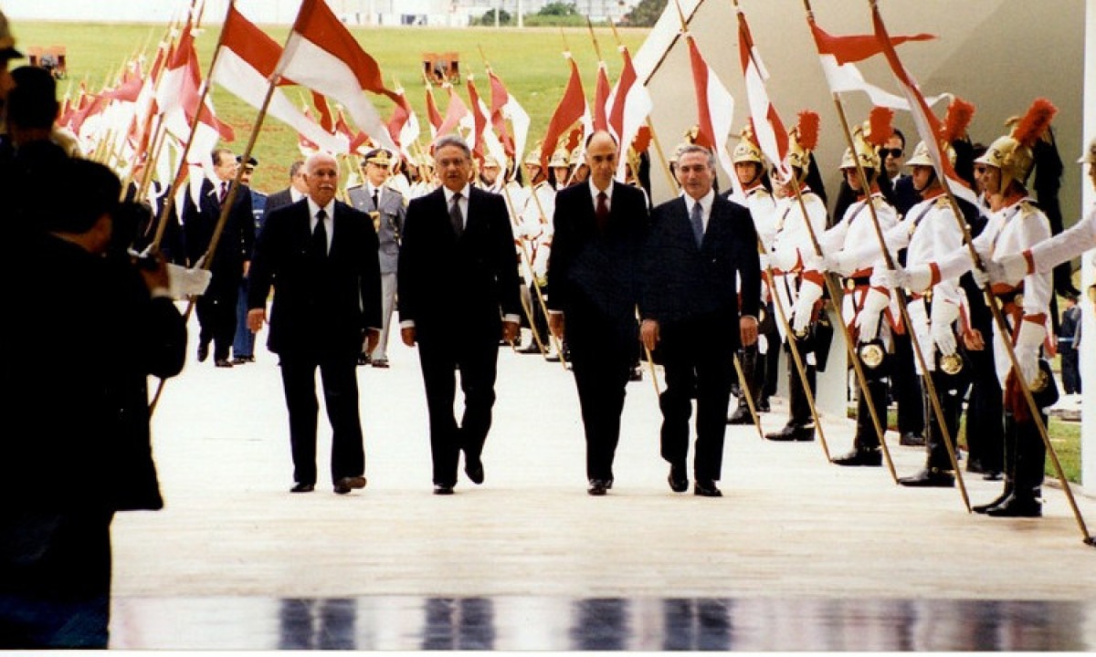 Da direita para a esquerda: presidente do Senado Federal, senador Antonio Carlos Magalhães (PFL-BA); presidente da República reeleito Fernando Henrique Cardoso; vice-presidente Marco Maciel; presidente da Câmara dos Deputados, deputado Michel Temer (PMDB-SP) - (crédito: Arquivo Senado Federal)
