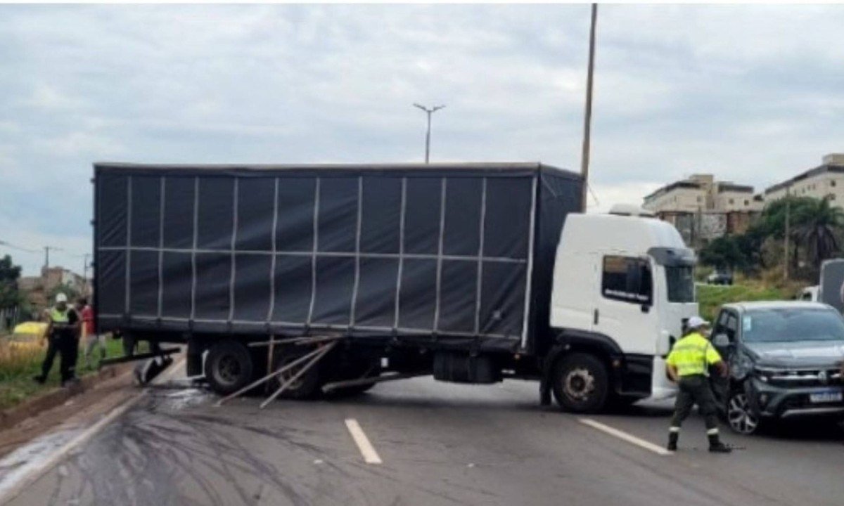 O acidente travou a pista sentido Rio de Janeiro e fez com que as equipes da BHTrans fizessem o desvio da pista - (crédito: BHTrans / Reprodução )