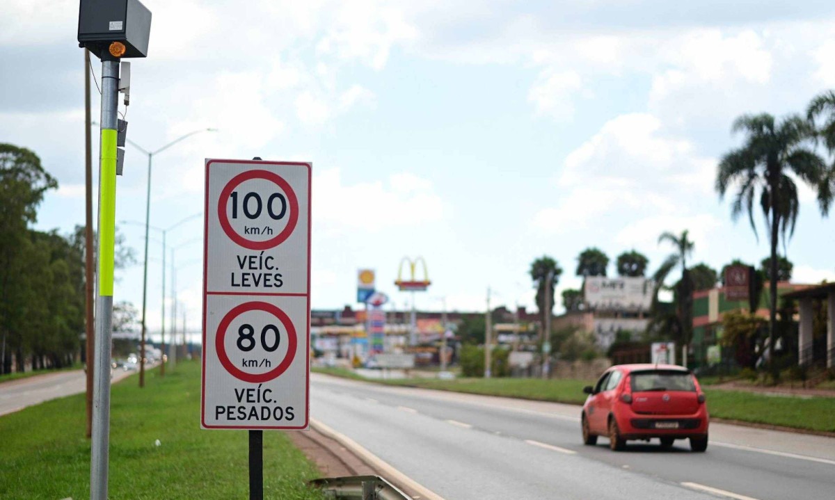Um dos radares da BR-040, localizado no município de Nova Lima, na altura do Bairro Jardim Canadá, flagrou um veículo a 192 km/h - (crédito: Leandro Couri/EM/D.A.Press)