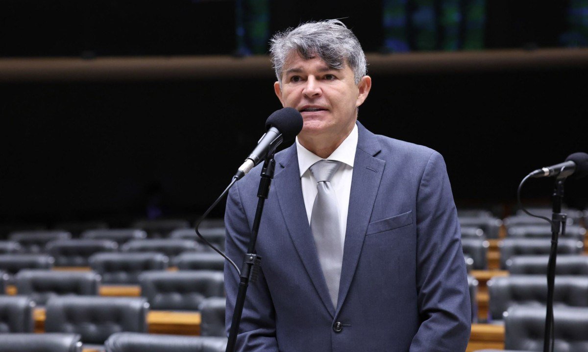 Medeiros diz que seu eleitor "ora para alienígena e bebe detergente" - (crédito: Kayo Magalhães / Câmara dos Deputados)