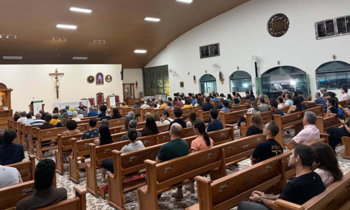 Um padre, uma igreja cheia e uma pergunta dos fiéis: em quem votar? - (crédito: Foto: DIego Amorim/PlatôBR)