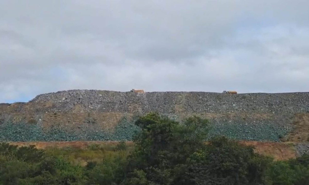 Segundo Botelho, da área externa foi possível observar a pilha quatro, a maior de todas as cinco, na comunidade de Poço Dantas, em funcionamento, com caminhões e máquinas trabalhando - (crédito: Arquivo Pessoal)