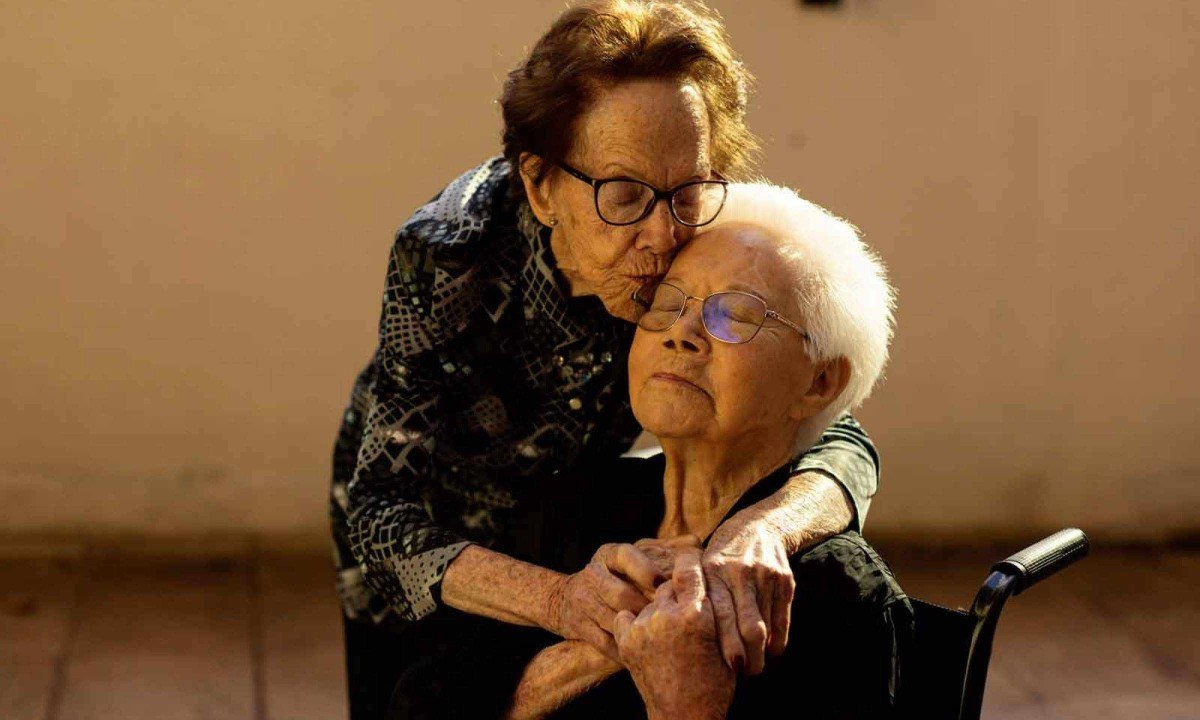 Boa parte dos centenÃ¡rios fotografados para a exposiÃ§Ã£o vive em BH, como as irmÃ£s Gercy e Lourdes, de 100 e 102 anos -  (crédito: Leo Drumond/DivulgaÃ§Ã£o)
