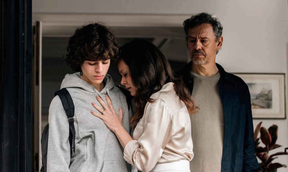 Guilherme Cabral (Rick), Hermila Guedes (Anna) e Emilio de Mello (Celso) formam uma das famílias envolvidas no episódio central do filme - (crédito: Laura Campanella e Rachel Tanugi/Divulgação)