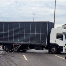Vídeo: acidente entre um carro e duas carretas interdita Anel Rodoviário - BHTrans / Reprodução 