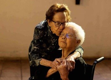 Boa parte dos centenÃ¡rios fotografados para a exposiÃ§Ã£o vive em BH, como as irmÃ£s Gercy e Lourdes, de 100 e 102 anos -  (crédito: Leo Drumond/DivulgaÃ§Ã£o)