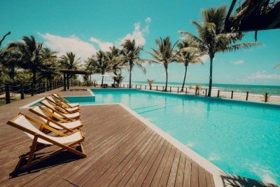 O Vivant Eco Beach, em Barra Grande (BA), oferece acesso direto à praia, terraço ensolarado e piscina externa aberta o ano inteiro — um cenário perfeito para relaxar e aproveitar o litoral baiano com total tranquilidade -  (crédito: Livá Hotéis/Divulgação)