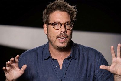 F&aacute;bio Porchat em v&iacute;deo da s&eacute;rie "Revelando" que detalha as conex&otilde;es entre Daniel Vorcaro, Nikolas e Fl&aacute;vio Bolsonaro -  (crédito: YouTube/Reprodu&ccedil;&atilde;o)