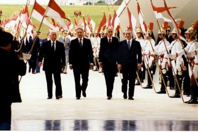 Da direita para a esquerda: presidente do Senado Federal, senador Antonio Carlos Magalh&atilde;es (PFL-BA); presidente da Rep&uacute;blica reeleito Fernando Henrique Cardoso; vice-presidente Marco Maciel; presidente da C&acirc;mara dos Deputados, deputado Michel Temer (PMDB-SP) -  (crédito: Arquivo Senado Federal)