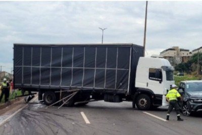 O acidente travou a pista sentido Rio de Janeiro e fez com que as equipes da BHTrans fizessem o desvio da pista -  (crédito: BHTrans / Reprodução )