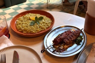 A cafta de cordeiro pode vir acompanhada pelo risoni  -  (crédito: Bica Bar e Cozinha/DivulgaÃ§Ã£o )