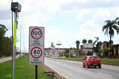 Um dos radares da BR-040, localizado no munic&iacute;pio de Nova Lima, na altura do Bairro Jardim Canad&aacute;, flagrou um ve&iacute;culo a 192 km/h -  (crédito: Leandro Couri/EM/D.A.Press)