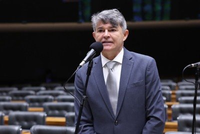 Medeiros diz que seu eleitor 'ora para alienígena e bebe detergente' -  (crédito: Kayo Magalhães / Câmara dos Deputados)