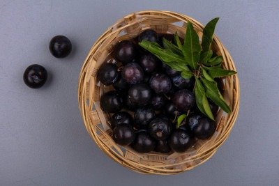 É possível utilizar usar a jabuticaba com casca em em vitaminas, geleias e sobremesas -  (crédito: stockking/magnific)