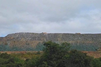 Segundo Botelho, da área externa foi possível observar a pilha quatro, a maior de todas as cinco, na comunidade de Poço Dantas, em funcionamento, com caminhões e máquinas trabalhando -  (crédito: Arquivo Pessoal)