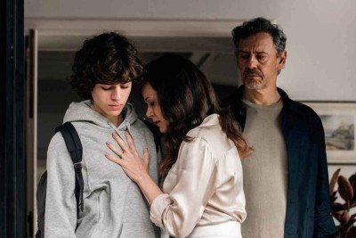 Guilherme Cabral (Rick), Hermila Guedes (Anna) e Emilio de Mello (Celso) formam uma das famílias envolvidas no episódio central do filme -  (crédito: Laura Campanella e Rachel Tanugi/Divulgação)