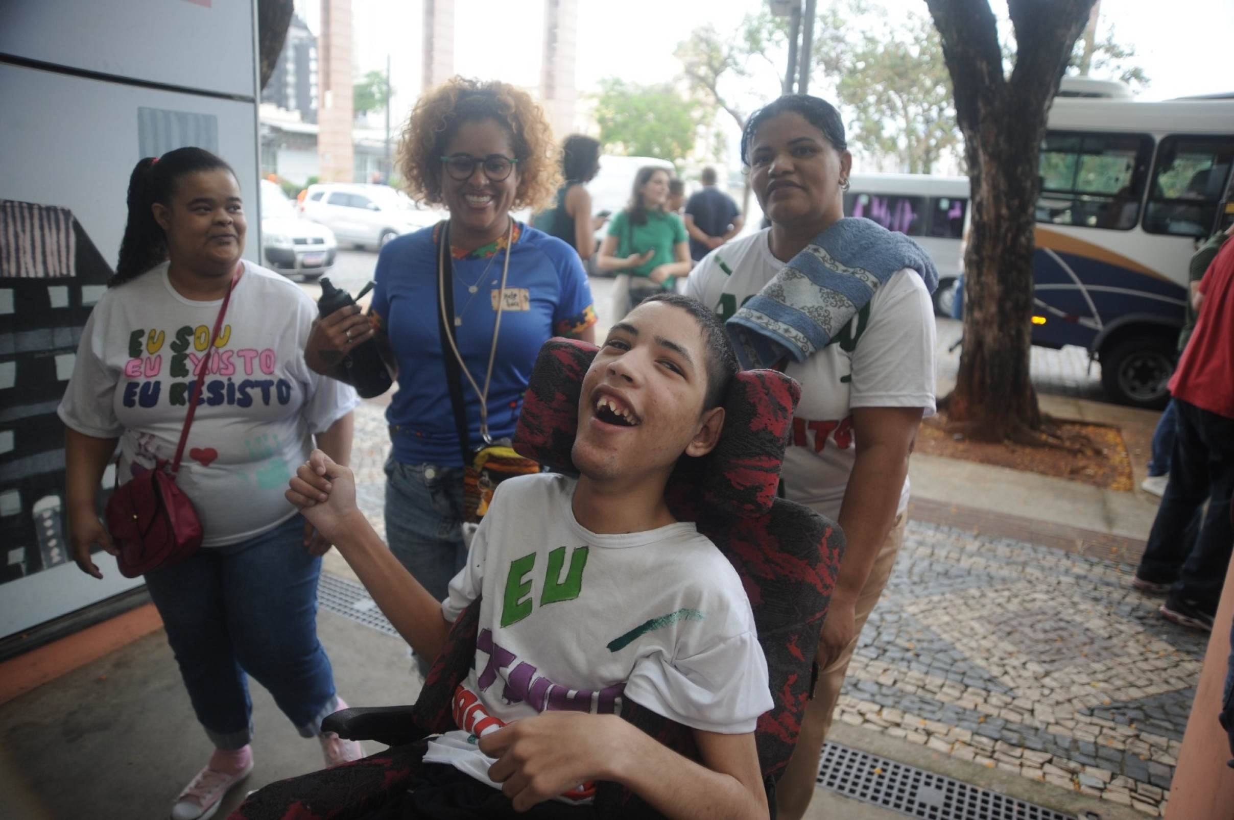Desfile contra o capacitismo reúne pessoas com deficiência no Centro de BH