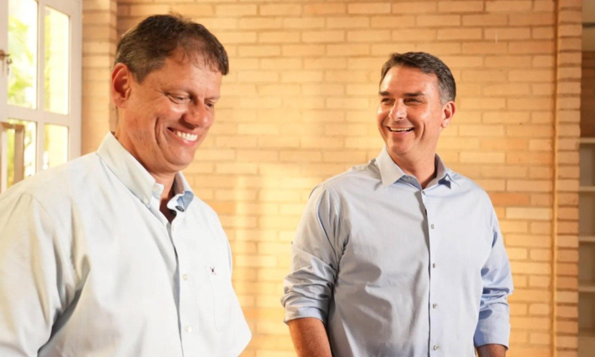 Flávio aposta em dobradinha com Tarcísio para virar sobre Lula - (crédito: Foto: Comunicação Oficial / Campanha Flávio Bolsonaro)