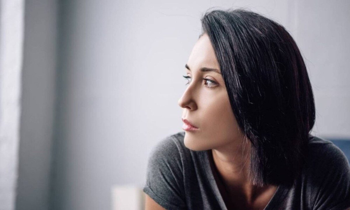 Pessoa que lê o ambiente com perfeição pode esconder um mecanismo de sobrevivência: a hipervigilância, marca de quem cresceu em lares instáveis - (crédito: Tupi)