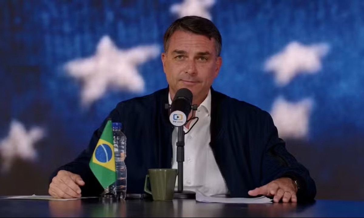 Flávio Bolsonaro faz críticas ao governo Lula sobre jogos online, ignorando a falta de regulamentação na gestão anterior - (crédito: Reprodução)