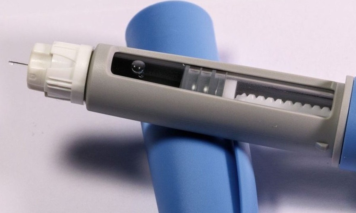 Canetas como a da foto, que contêm semaglutida, já são distribuídas gratuitamente pelo SUS para tratar a obesidade - (crédito: Magnific)