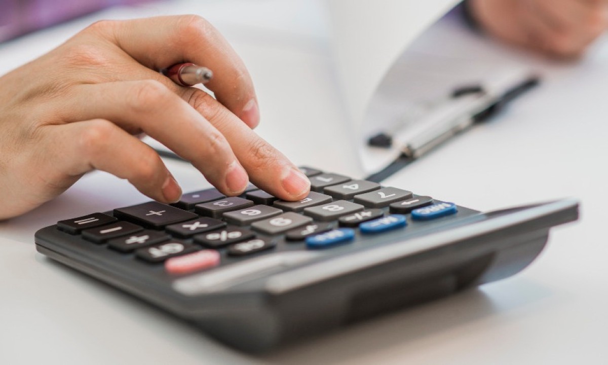 A análise financeira é chave no bilionário mercado de precatórios, centro do caso envolvendo o Banco Master - (crédito: Dargana Grodic/Magnific)