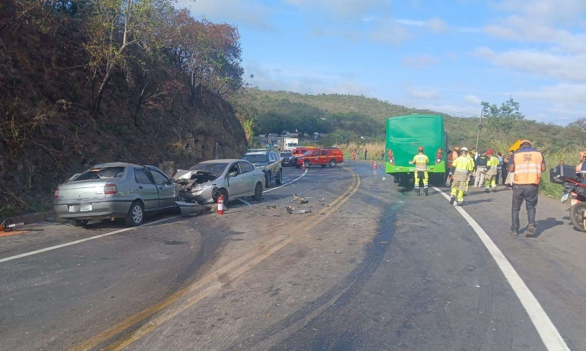 Acidente entre ônibus, carros e moto deixa um morto na BR-381 - (crédito: Corpo de Bombeiros/Reprodução)