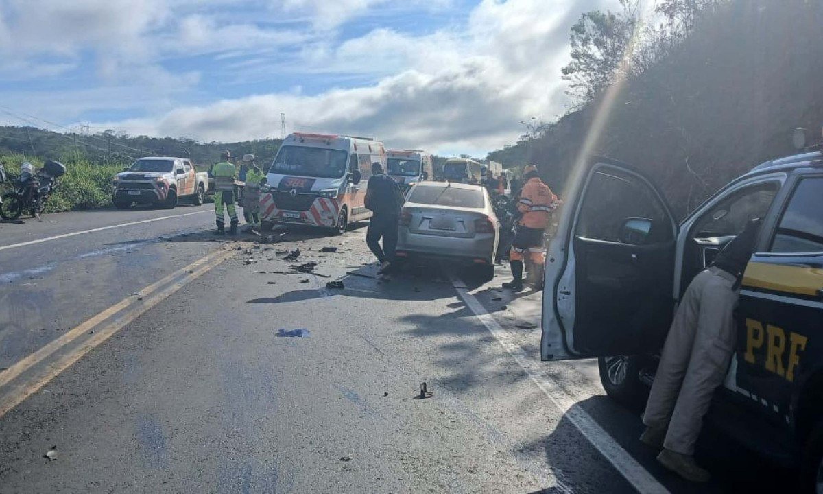 Carros ficam destruídos e destroços tomam a BR-381 na Grande BH - (crédito: Corpo de Bombeiros/Reprodução)