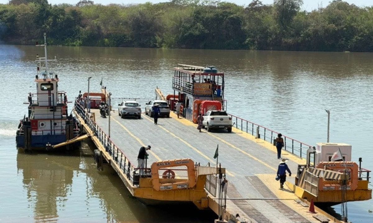 Enquanto ponte não é concluída, moradores enfrentam problemas na travessia de balsa no Rio São Francisco em Manga. Condições do serviço são investigadas pelo MPMG. - (crédito: MPMG/divulgação)