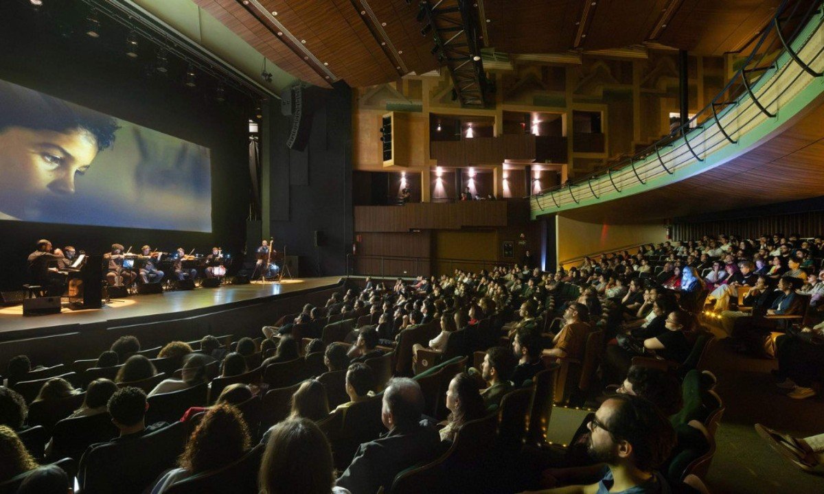 Sessão lotada no Cine Theatro Brasil emociona espectadores com clássico do cinema brasileiro - (crédito: Leo Lara/Universo Produção)