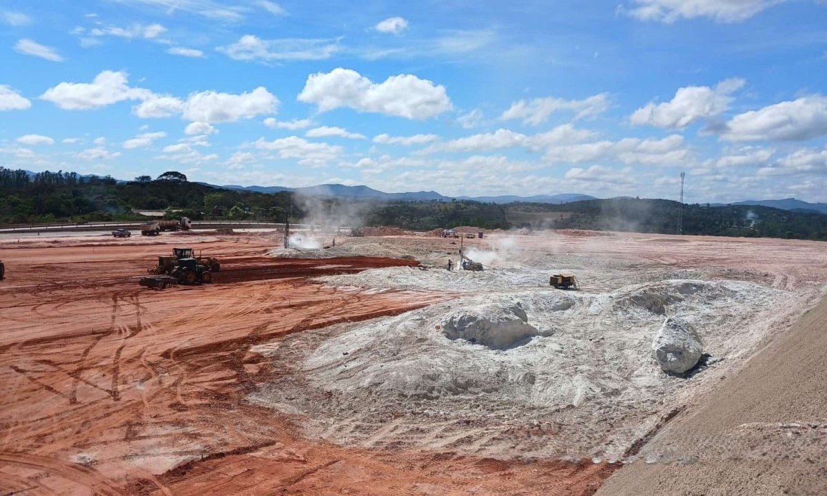 Motoristas que passarem no km 387 da BR-381, em Bom Jesus do Amparo, terão o tráfego interrompido temporariamente para a detonação de uma rocha no canteiro de obras - (crédito: Nova 381/ Divulgação)