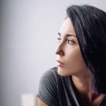 Pessoa que lê o ambiente com perfeição pode esconder um mecanismo de sobrevivência: a hipervigilância, marca de quem cresceu em lares instáveis - Tupi