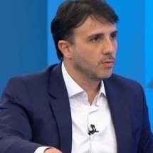 Renan Santos anuncia protesto em frente à Globo por ausência em debate - Reprodu&ccedil;&atilde;o